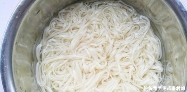 面条这样做,两碗没吃够,做法简单,大人小孩都爱吃!