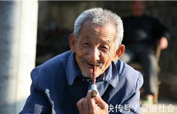 泡脚|长寿的人,通常有5个共性,占的越多,长寿离你越近