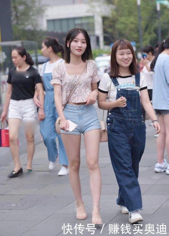 碎花上衣搭配高腰牛仔裤,修身时尚,青春靓丽