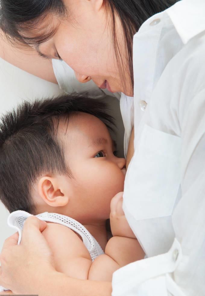 婴儿期的宝宝:爸爸,你得到我的人,也得不到我的心