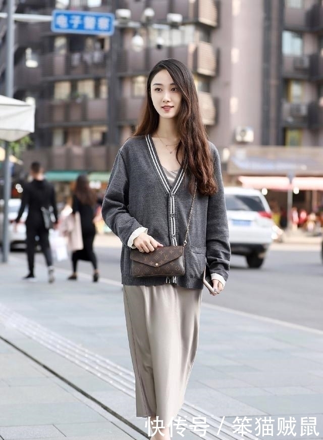 感觉就|复古毛衣搭配裸色连衣裙,时尚有气质,迷人又可爱