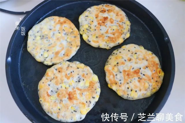 黑芝麻|夏季玉米正鲜嫩，搭配这两种面粉烙饼，又香又软，早餐吃很合适