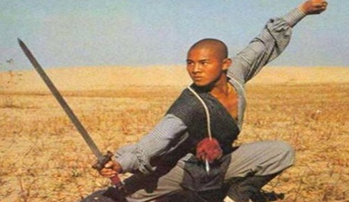 出身|此人弃文练武,武举出身,曾以一人之力横挑少林寺,剑术无人能敌