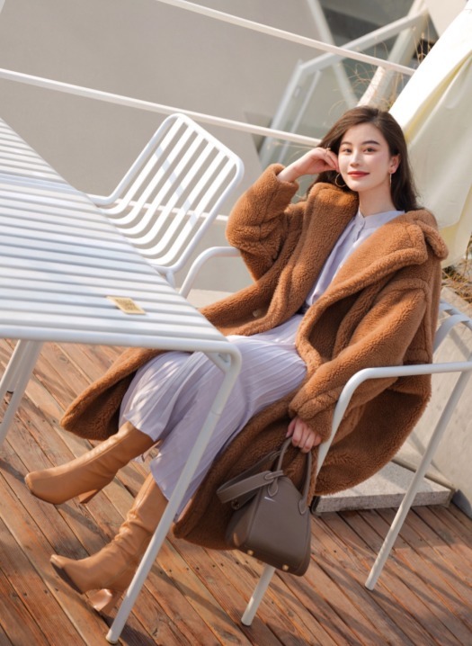 长筒靴|女神博主的穿搭指南,泰迪熊大衣+半身裙高级优雅,气场全开!