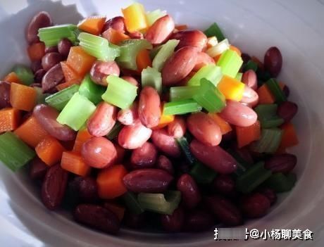 花椒粒|水煮花生米好吃有技巧，多加1个步骤，花生米入味更光亮，不发黑