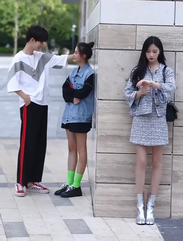 皮肤 腿长不够袜子来凑,她皮肤黑还穿荧光绿,闺蜜没穿袜子反而赢了!