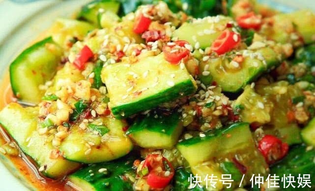 买黄瓜别再挑“直的”，卖菜老板记住3点，怎么挑都清脆好吃！