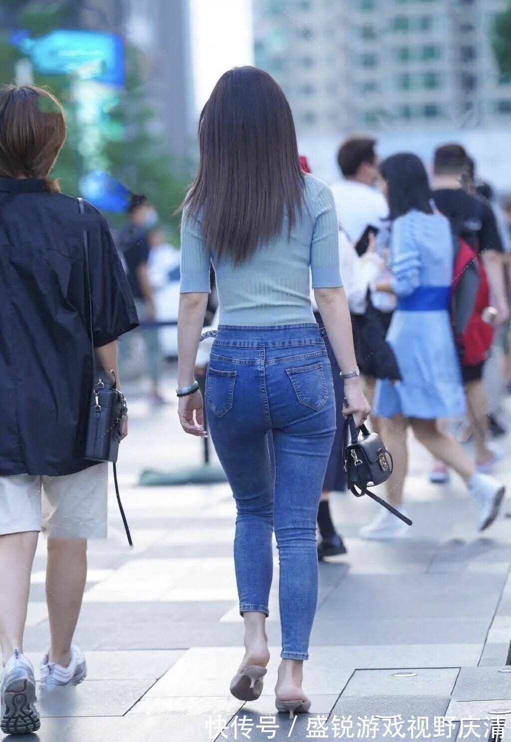 女性 可别小看了牛仔裤,40岁的女性这么穿,活出“一朵花”的既视感!