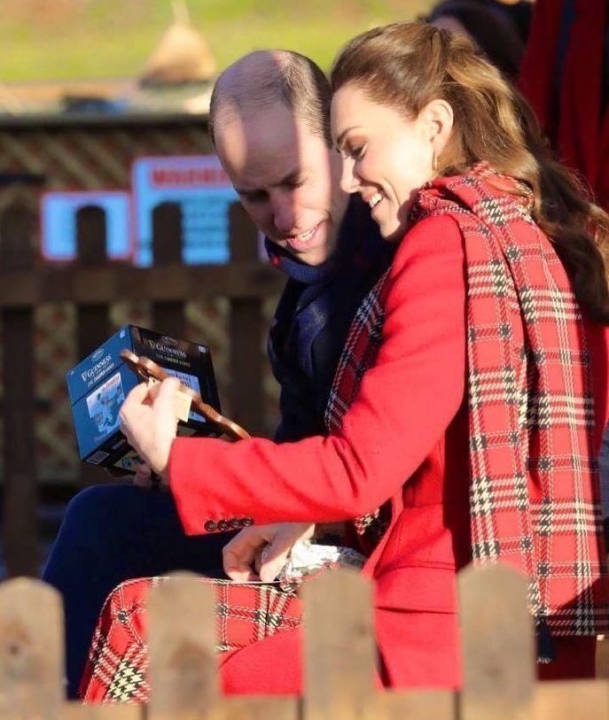 凯特王妃美得惊艳,穿红色大衣配格纹围巾经典时髦,气场全开