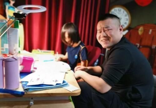 辅导作业|“几减5等于4?”姐姐教弟弟写作业被气哭,弟弟坐一旁表情亮了