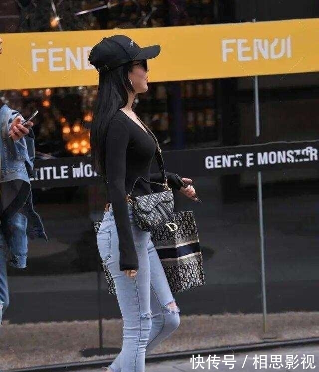 搭配 牛仔裤不管搭配什么上衣都不容易出错,简单又时尚