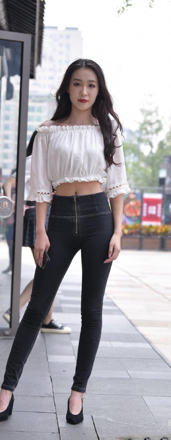 色系 美女一袭简约的瑜伽裤,选择简洁轻盈的裙型,遮肉显瘦