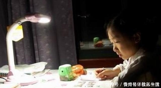 孩子们|“最懒小学生”火了，写作业尽耍小聪明，老师挑不出错无奈打勾