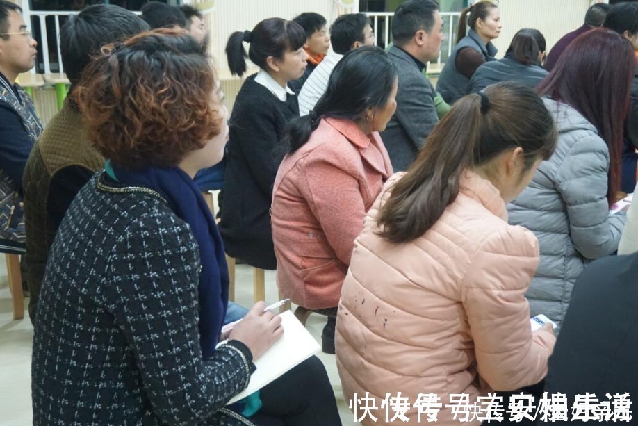 孩子们|家长会上,看到孩子放在桌子上的“信”,全班家长无地自容