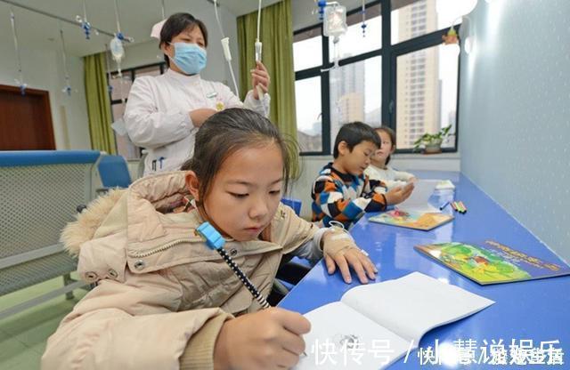 写作业|一组图片看中国孩子有''多拼'',生病了都不忘写作业!让人唏嘘
