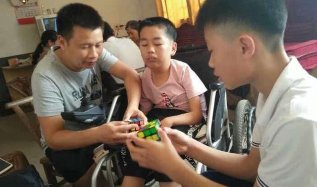 孩子|7岁双胞胎从未穿过衣服,邻居看不过联系民警,得知原因众人泪奔