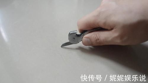划痕|瓷砖上留下划痕怎么办？不用换新砖，老师傅教你一招，轻松修复