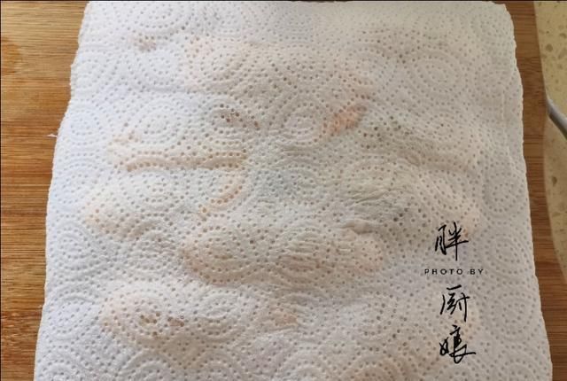 可乐鸡翅这样做才好吃,色泽红亮,骨头一滑就脱,鲜嫩入味