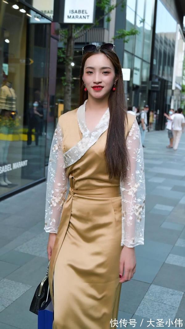 民族服饰|美女街拍:高挑的小姐姐,身着改良民族服装,兼具情怀和时尚