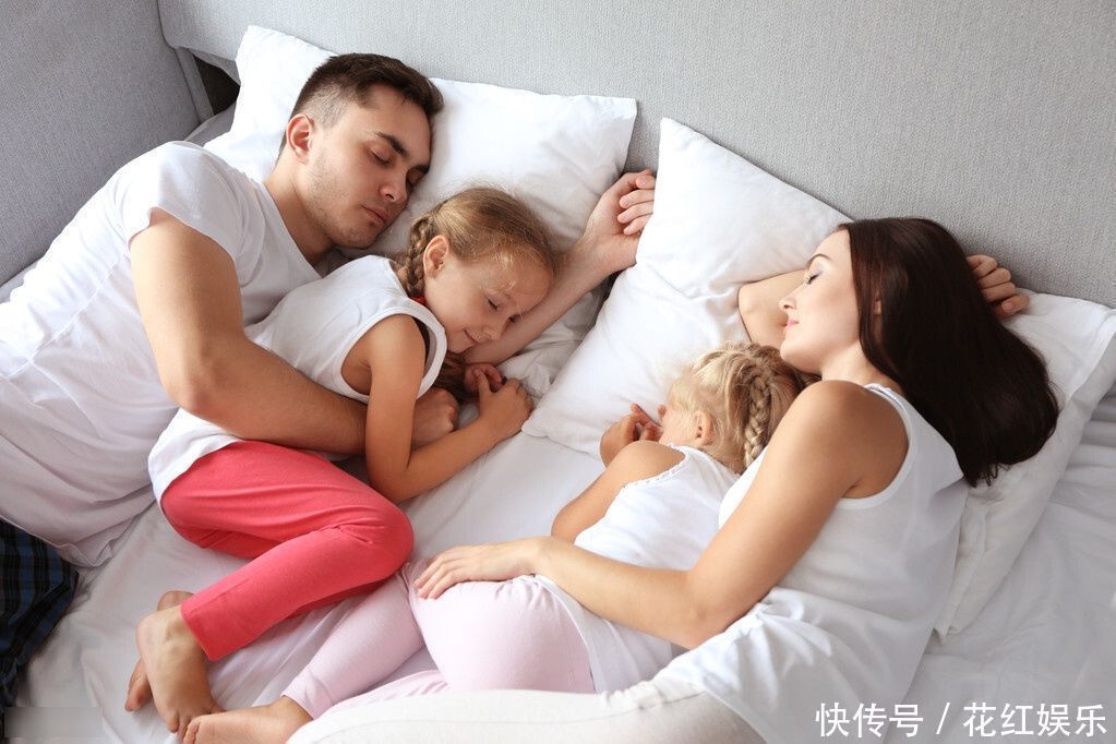 睡眠时间|宝妈哄娃睡觉自己睡着了,孩子躲被窝里看电视,脸上表情太萌了