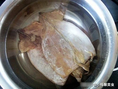 热水|干鱿鱼用热水还是冷水泡？都错！大厨教你1招，干货转身变海鲜！