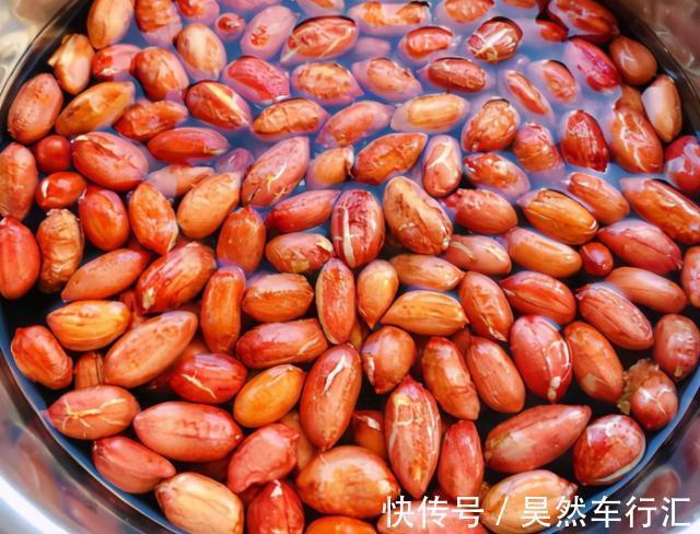 莲藕汤|炖莲藕汤为啥总发黑?大厨教我1招技巧,莲藕鲜香软烂,色泽白净