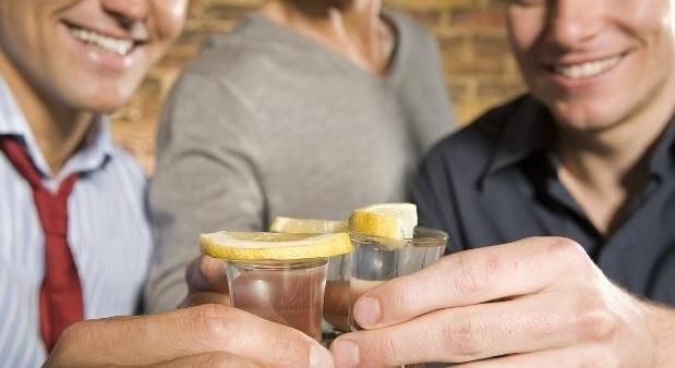 每天坚持喝一杯白酒的人,时间长了身体到底会发生什么呢