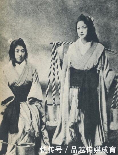 日本|老照片：洋人帅哥让日本泳装女很羞涩 全面侵华上层仍然歌舞升平