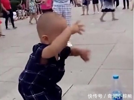 孩子|奶奶带着2岁孙子去广场,宝妈出差回来看到后,被孩子的动作逗乐