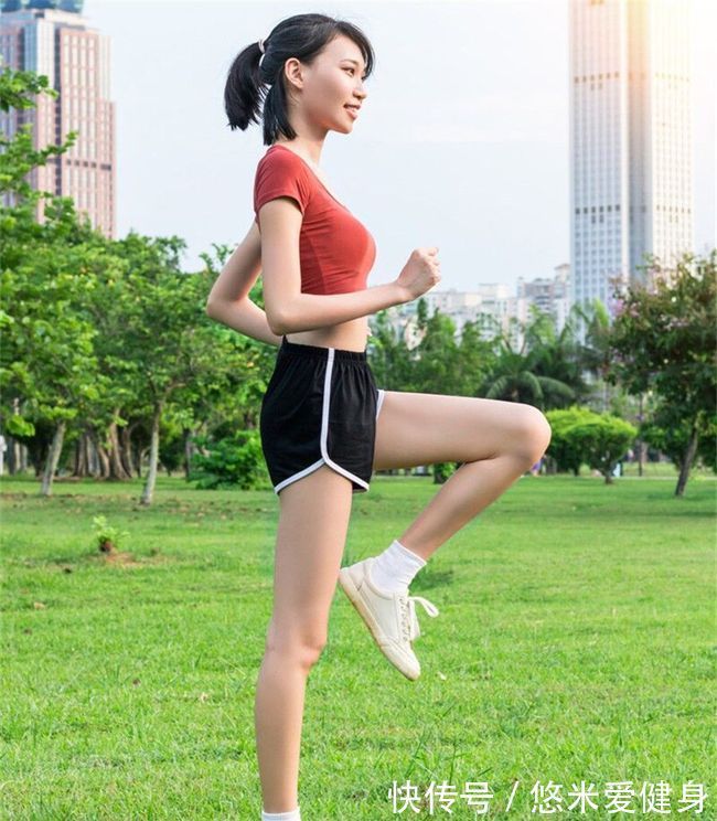 跑步|跑步训练前，做好这10个热身动作，激活全身肌肉让跑步更轻松