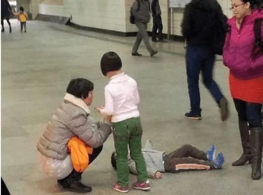 失控|“我不买了,妈妈别打了”,6岁女孩痛哭求饶:失控父母到底有多可怕!