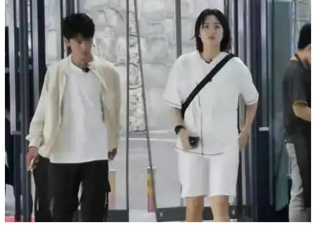 采購|丁真與周也采購后，又被拍到與姚安娜逛超市，兩人體型差以為看錯