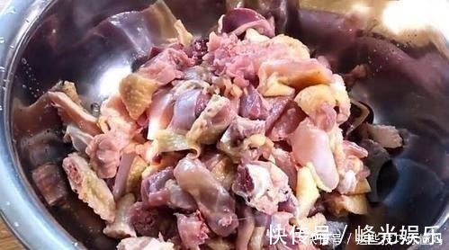 炖鸡|别再用凉水或开水炖鸡了，学会这招，鸡肉鲜嫩，鸡汤更香浓！