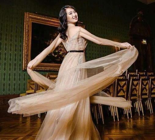 名媛|任正非小女儿跳舞稳居C位,妖娆舞姿实力抢镜,简直太美了