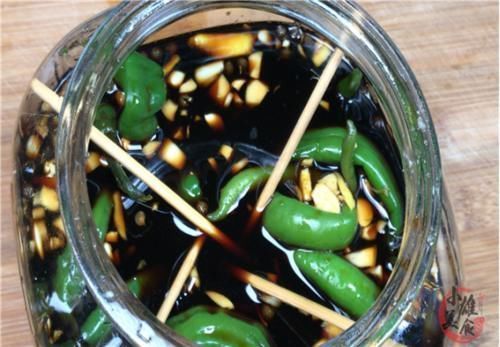 大厨|辣椒不要炒着吃了，大厨教你新吃法，开水里一煮，一次3斤都不够
