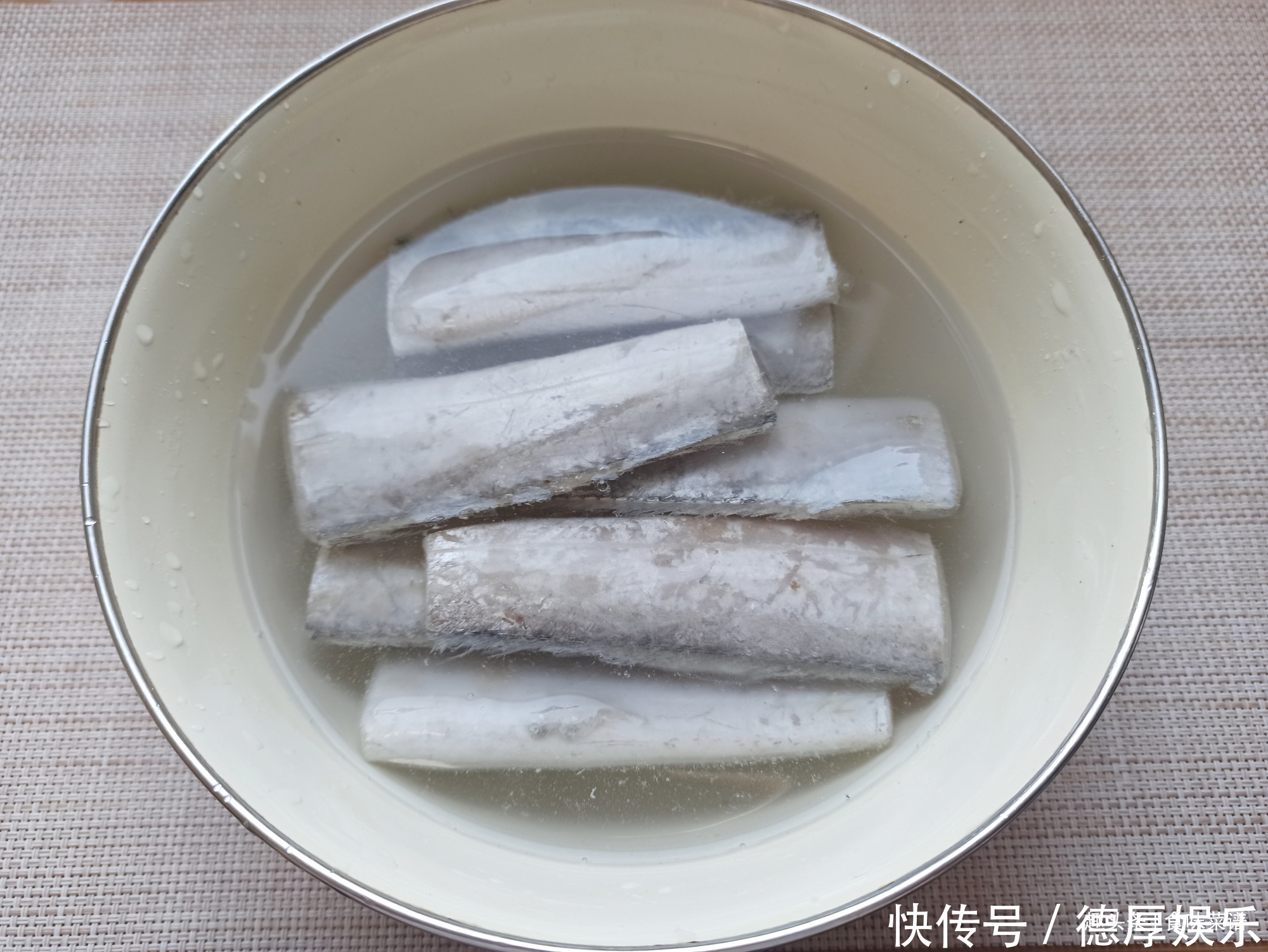 炸带鱼直接下锅就错了,只需多做3步,出锅外酥里嫩,好吃没腥味