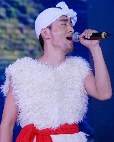 从《星光大道》一夜成名的草根歌手阿宝,为什么突然就不红了?