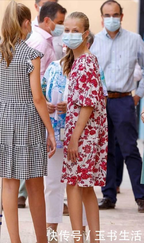 额头|西班牙两公主终于扎头发,饱满额头像王后,王后一袭小白裙真年轻