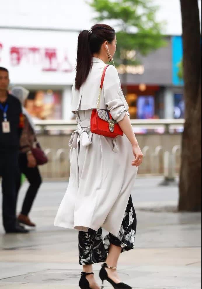 气质|街拍:绑马尾辫的气质少妇,打扮大方得体,成熟优雅气质尽收眼底