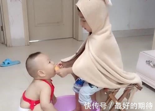 二宝|“红肚兜宝宝”伺候哥哥洗脚走红,这大概是全网混得最差的二胎了