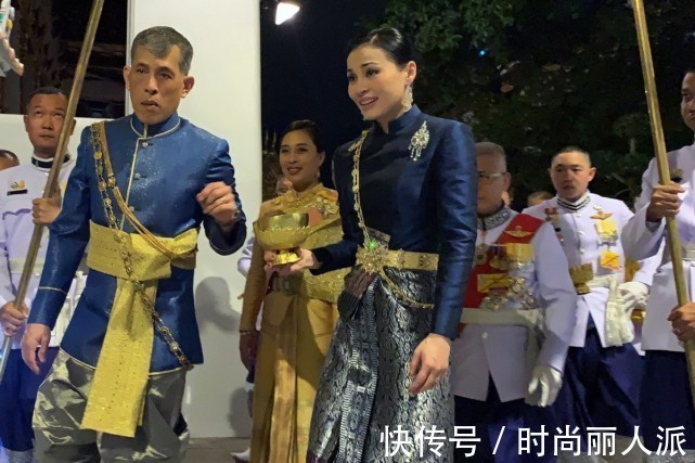 造型|苏提达晒最新漫画好得意！蓝裙造型确实美，诗妮娜好久没有亮相了