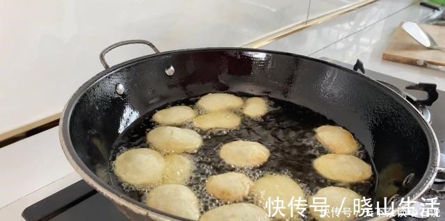 土豆不要再炒土豆丝了，教你新做法，家人都抢着吃，太香了