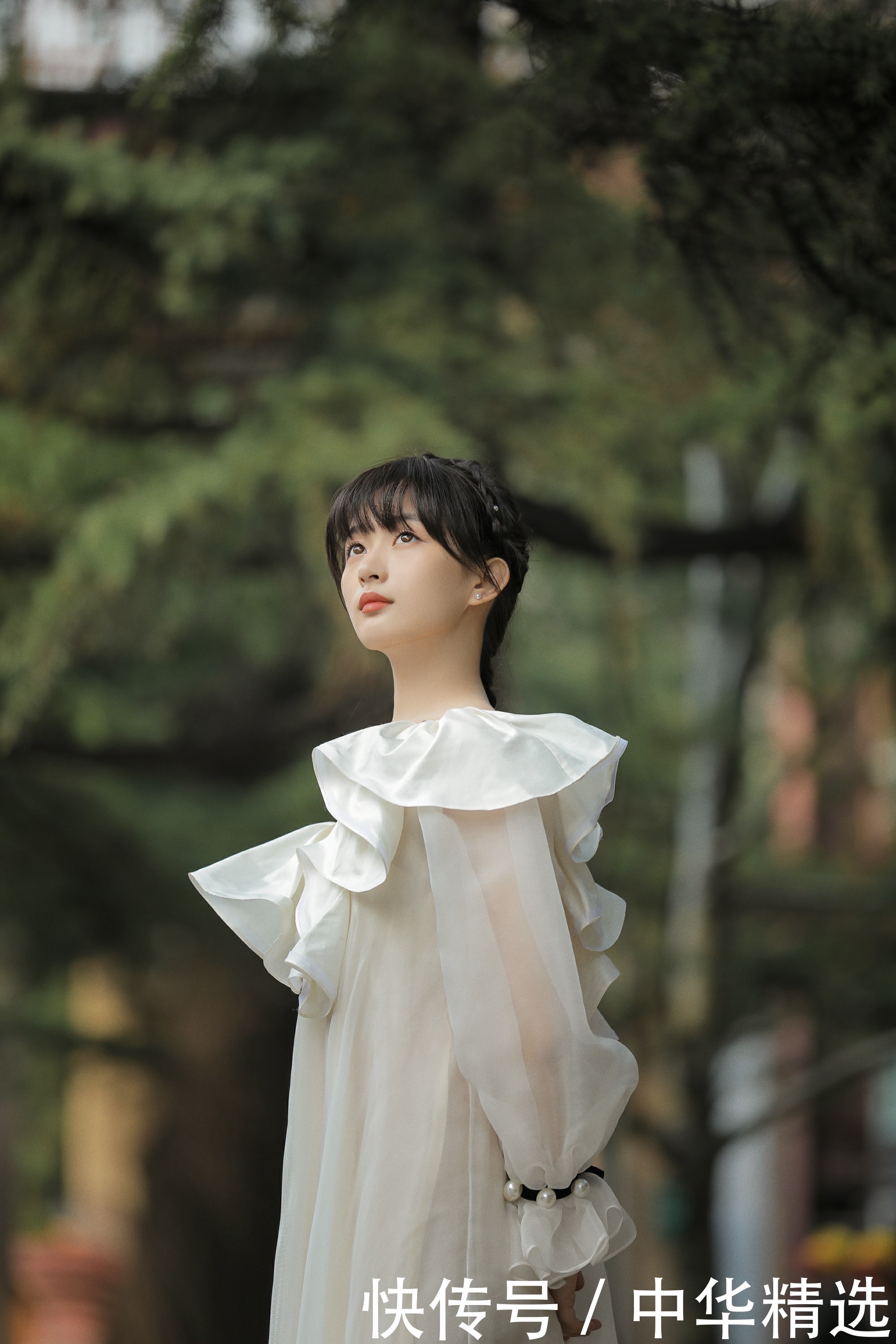 姚晓棠、李澳出席中国国际时装周 精致造型解锁时尚趋势