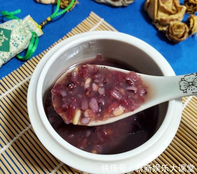 炖黑米粥，糯糯QQ，口感超好