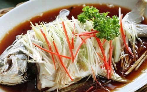 做清蒸鱼,需要放盐腌制吗?厨师长教你正确做法,鱼肉鲜美嫩滑