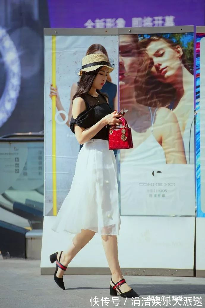 小姐姐 女神脚上搭配上一双黑色的前头高跟鞋,走起路来带着优雅与自信