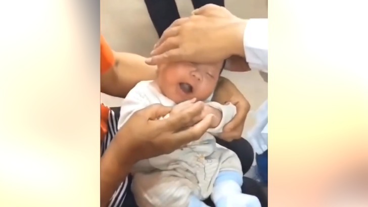 宝宝|萌娃非常享受别人摸头, 一副很享受的样子, 让人忍不住笑出声