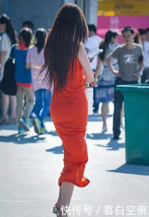 街拍紧身裙诠释了时尚的气息,把街道变成女孩秀身材的主场