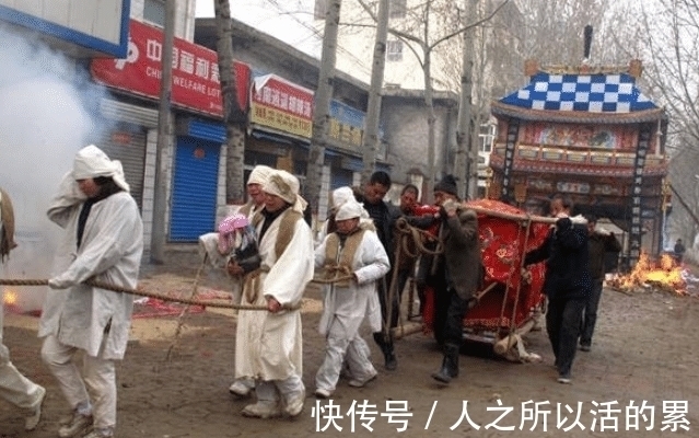 先辈!俗语:雨打棺十年酸,雨洒坟出贵人,出殡下葬遇下雨究竟好不好?