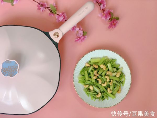 米醋|好吃的爆炸的腰果拌芹菜，没有它我就不吃饭